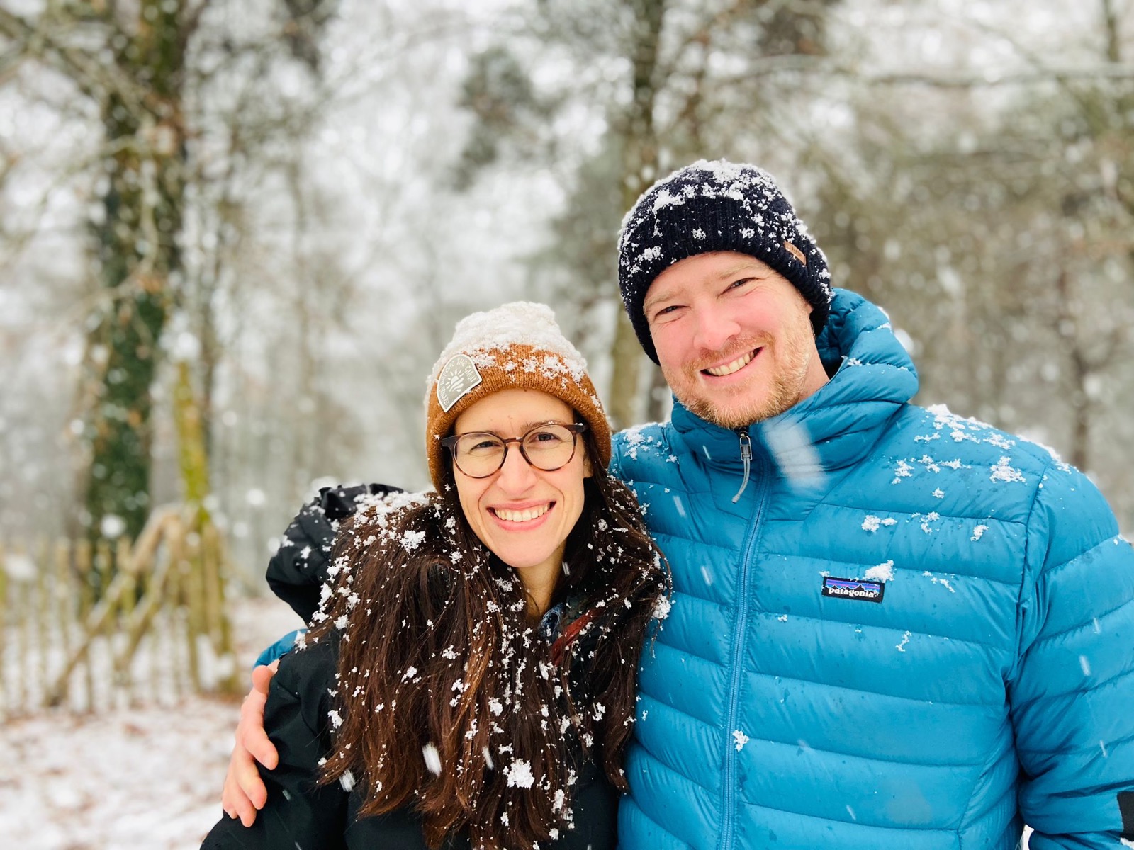 Stephanie en Lars, lachend in de sneeuw